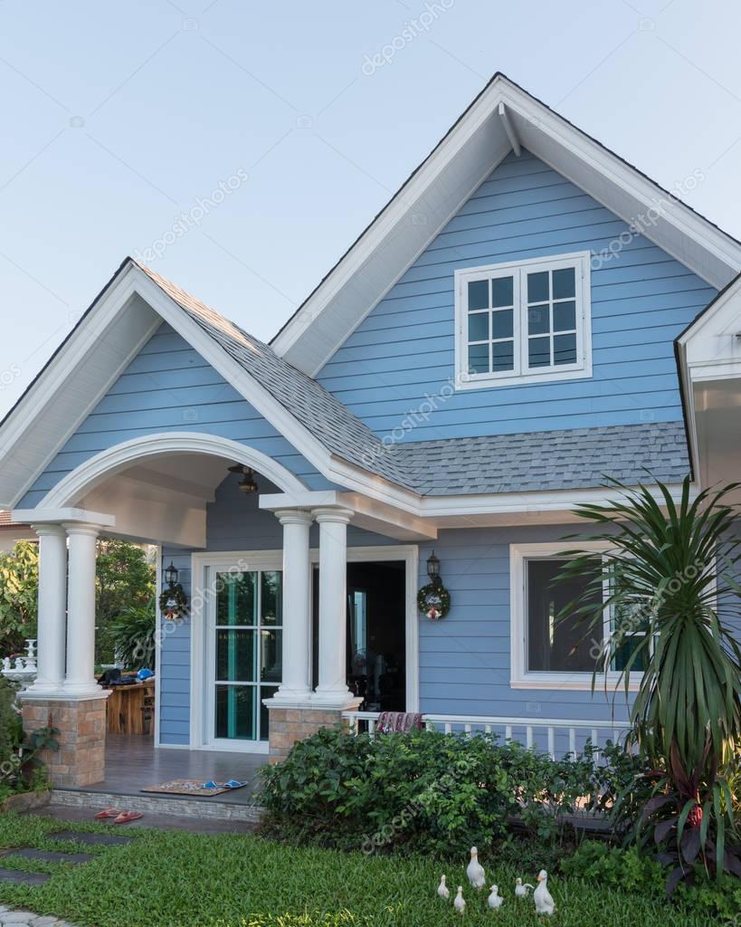 Hell blaues Haus in Sunlght mit bunten Mohn und einige grac — Stockfoto