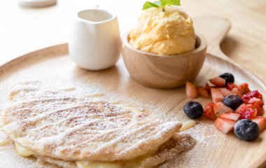 taze tatlı yumuşak vanila roti dondurma, şurup, çilek ile