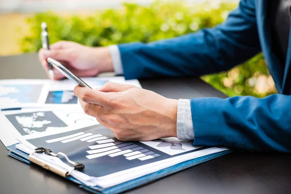 Schöner Geschäftsmann im Anzug und mit modernem Laptop-Outfit — Stockfoto