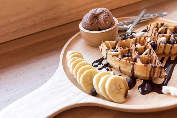 Waffles belgas com frutas e chocolate, frutas da floresta, todos em casa — Fotografia de Stock