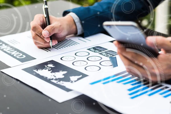 Knappe zakenman dragen pak en het gebruik van moderne laptop outdoo — Stockfoto