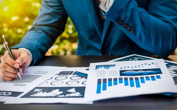 Knappe zakenman dragen pak en het gebruik van moderne laptop outdoo — Stockfoto