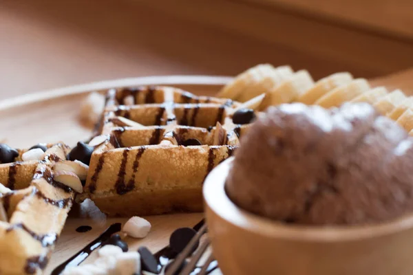 Deliciosa sobremesa doce: waffle caseiro com molho de chocolate  , — Fotografia de Stock