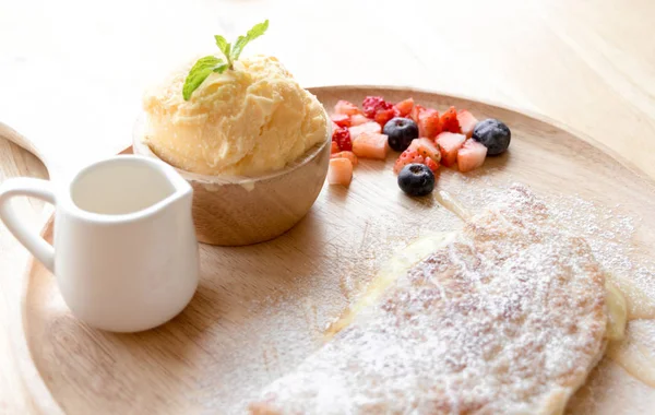 Roti měkké vanila čerstvý dezert se zmrzlinou, sirup, jahody Stock Fotografie