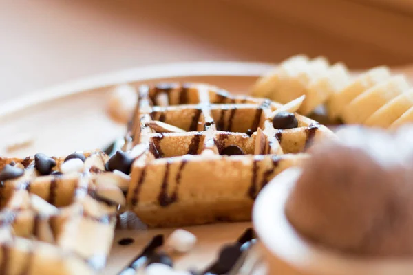 Belgische wafels met vruchten en chocolade, bos fruit, alle thuis Stockfoto