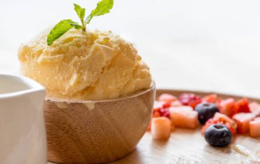 taze tatlı yumuşak vanila roti dondurma, şurup, çilek ile