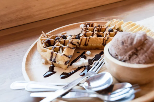 Waffles belgas com frutas e chocolate, frutas da floresta, todos em casa — Fotografia de Stock