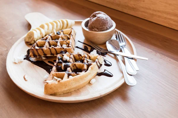 Waffles belgas com frutas e chocolate, frutas da floresta, todos em casa — Fotografia de Stock