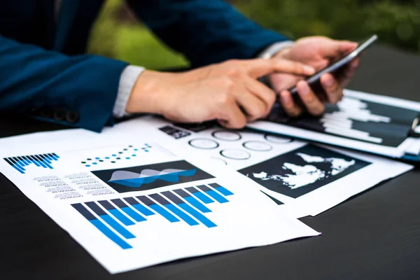 Knappe zakenman dragen pak en het gebruik van moderne laptop outdoo — Stockfoto