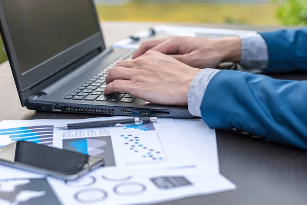 Knappe zakenman dragen pak en het gebruik van moderne laptop outdoo — Stockfoto