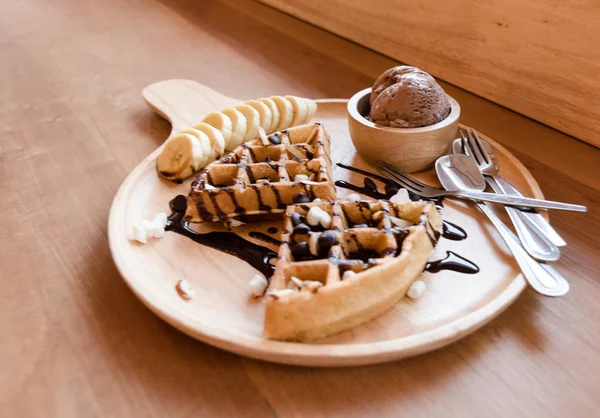 Waffles belgas com frutas e chocolate, frutas da floresta, todos em casa — Fotografia de Stock