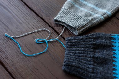 Gelen bir kalp içine dokunmuş yün iplik Triko. Aşk ile örgü