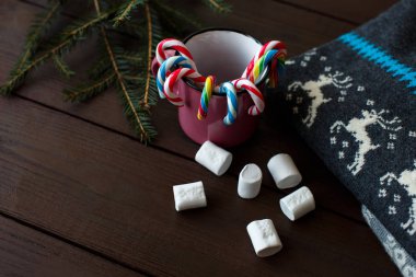 Noel arka plan, kupa kopya alanı ahşap zemin üzerine geyik süsleme, köknar, hatmi ve Noel şeker kamışı ile kazak örme