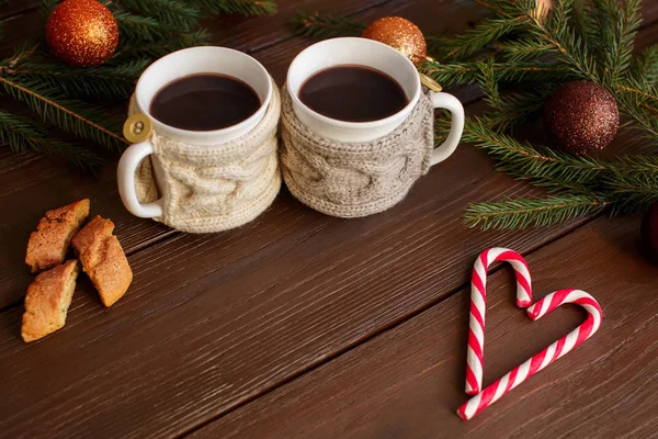 Amor de invierno, dos tazas de café para pareja enamorada y corazón de Navidad bastón de caramelo que simboliza el amor real en el frío clima de invierno —  Fotos de Stock