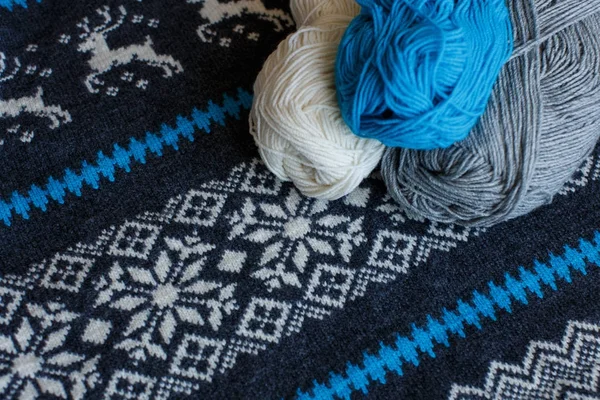 雪と鹿の飾り編みテクスチャーの糸します。 — ストック写真