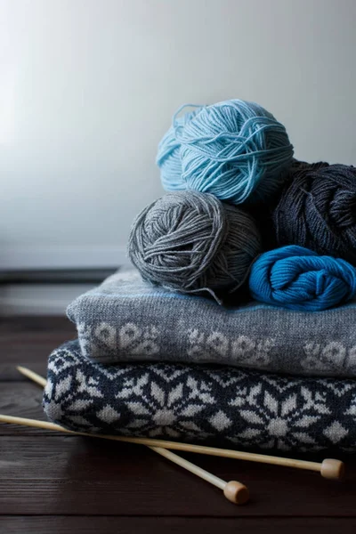 Accesorios de punto, suéteres de invierno en proceso de tejer con hilo de lana — Foto de Stock