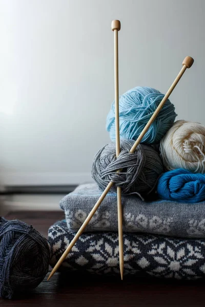 Accesorios de punto, suéteres de invierno en proceso de tejer con hilo de lana — Foto de Stock