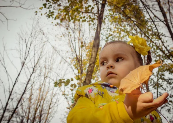 Mädchen Herbst Auf Der Straße Mit Einem Blatt — Stockfoto