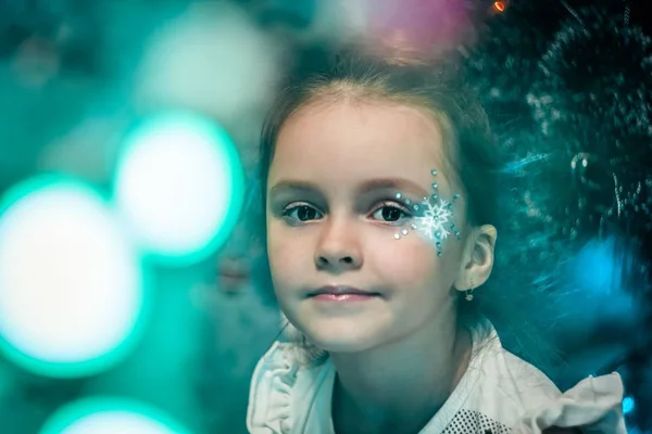 Mädchen Mit Einer Schneeflocke Auf Der Wange — Stockfoto