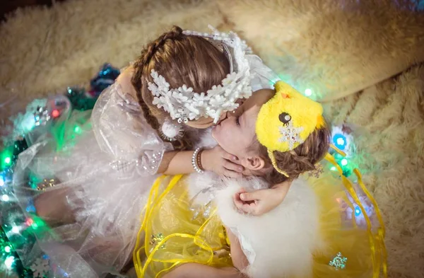 Beso Hermanas Para Nuevo Año —  Fotos de Stock