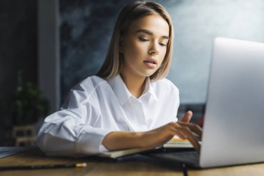 Genç bir bayan başarılı bir proje üzerinde çalışıyor. Görevleri verimli bir şekilde yerine getirmek için motive olmuş bir uzman. Yazan kız