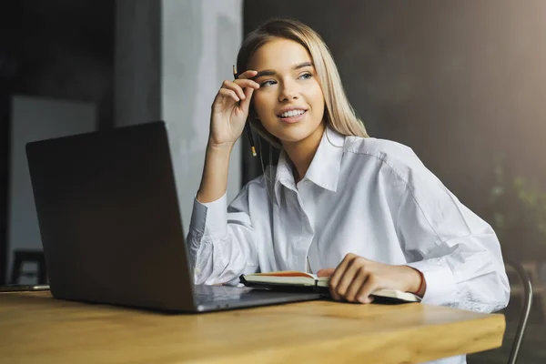 Meisje studeert thuis voor laptop. Afstandsonderwijs voor geïsoleerde jongeren. Kansen om vaardigheden te verbeteren — Stockfoto