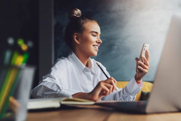 Estudiante preparándose para el seminario, escribiendo notas en copybook, buscando información en línea. Trabajo femenino — Foto de Stock