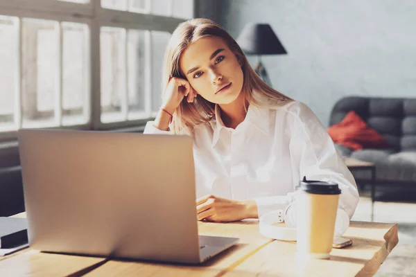 Spesialis wanita duduk di kantor terisolasi melakukan pekerjaan pada laptop. Siswa belajar dari jarak jauh, menonton webinar online — Stok Foto