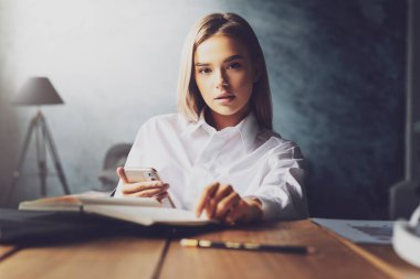 Evde seminer için çalışan akıllı kız eğitim için internet kaynaklarını kullanıyor. Masada oturan kız öğrenci.