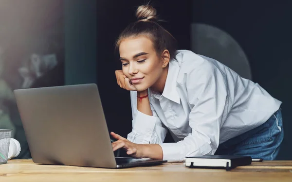 Studenten bereiden zich voor op het seminar, schrijven notities in het copybook, zoeken naar informatie online. Vrouwelijk werk — Stockfoto