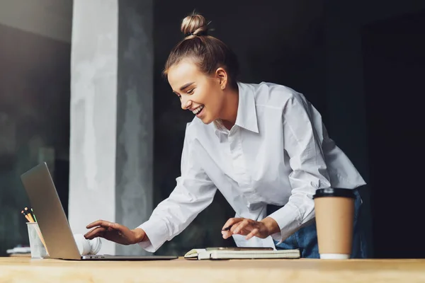 Дистанційне навчання. Красива усміхнена жінка в білій сорочці працює перед ноутбуком. Студент готує семінар — стокове фото