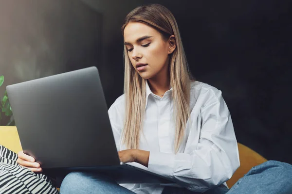 Jonge vrouw met laptop, surfen op internet, op zoek naar nuttige inhoud voor onderwijs en werk. Project Freelancer — Stockfoto