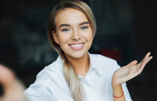 Beautiful business woman. Blonde in white shirt. Purposeful woman posing with crossed arms. Isolated female portrait. — Stock Photo, Image