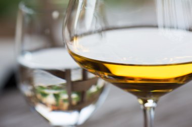Chardonnay beyaz bardak şarap kadar yakın