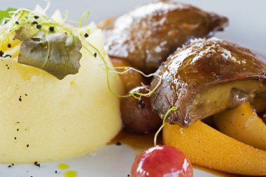 Patates püresi ve meyve ile kaz ciğeri