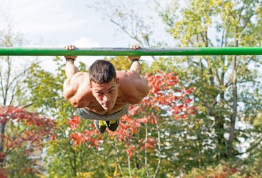 Sokak egzersiz. Parkta onun egzersiz sırasında adam atlet.