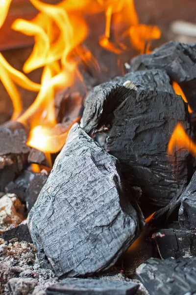 Carvão e Fogo. Fogo Ardente Chamas Brilhantes. Briquetes de carvão quente . — Fotografia de Stock