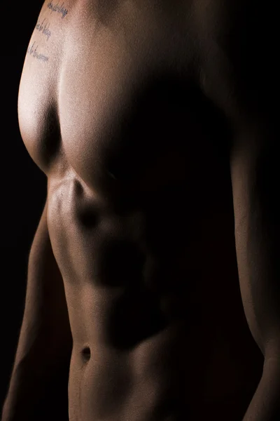 Torso Muscular de Sexy Jovem Masculino Close Up em Fundo Preto — Fotografia de Stock