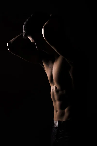 Строгий атлетичный сексуальный мужчина на черном фоне — стоковое фото