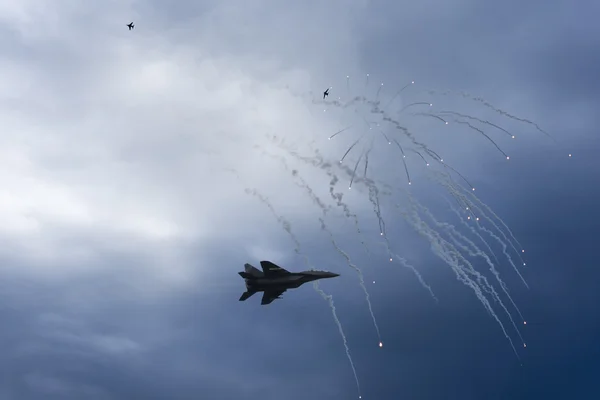 Air Strike. Fighter Jet in Dogfight. Aircraft in Battle Firing D — ストック写真