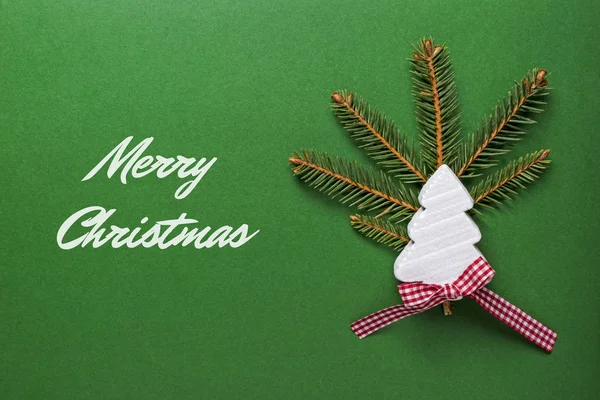 Cartão de Natal com árvore de Natal de madeira branca em fundo verde. Decoração de Natal . — Fotografia de Stock