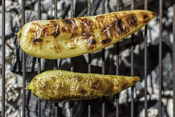 Pimentas assadas no churrasco Grill Close Up — Fotografia de Stock