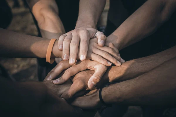 Travail d'équipe Joindre les mains Soutien Ensemble Concept. Les sportifs se joignent — Photo