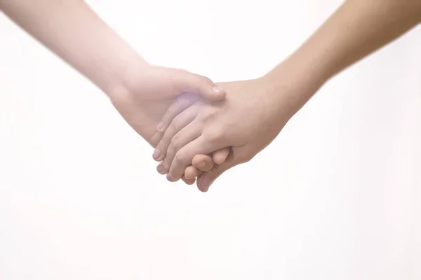 Jovem casal segurando as mãos Closeup. Conceito de Amizade, Amor e Dia dos Namorados . — Fotografia de Stock