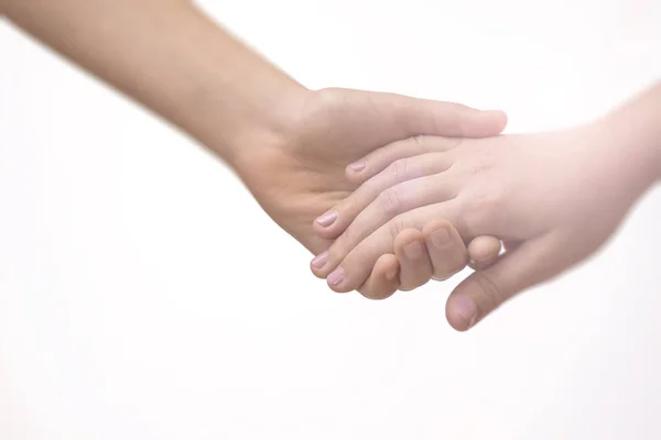 Jovem casal segurando as mãos Closeup. Conceito de Amizade, Amor e Dia dos Namorados . — Fotografia de Stock