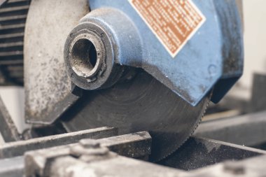 Daire testere kesme Metal profil kapatın. Plastik pencere ve kapı Sanayi üretim.