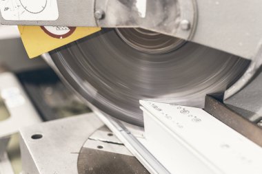 Daire testere Pvc profil kesme kapatın. Plastik pencere ve