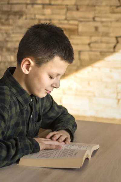 Jovem Lendo Livro e Estudando na Mesa em Casa — Fotografia de Stock