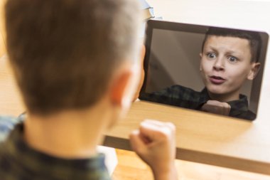 Mutlu çocuk Tablet oyun oynarken. Etkileyici yüz yansıması.