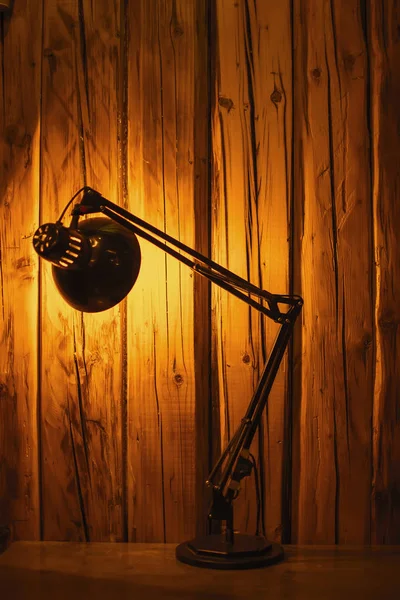 Lámpara de sobremesa Lit sobre un fondo texturizado de madera. Copiar espacio —  Fotos de Stock